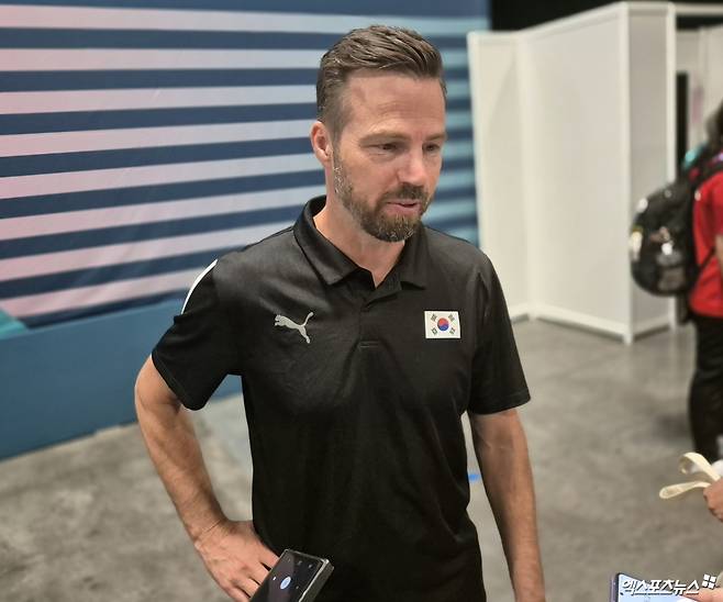 헨리 시그넬 대한민국 여자 핸드볼 국가대표팀 감독이 25일(현지시간) 프랑스 파리의 사우스 파리 아레나6에서 열린 2024 파리 올림픽 핸드볼 여자부 조별리그 A조 1차전에서 독일을 23-22로 꺾은 뒤 믹스트존 인터뷰를 하고 있다. 사진 엑스포츠뉴스