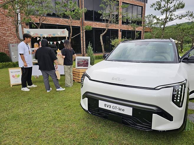 EV3의 V2L 기술로 아이스크림을 담은 냉장고가 작동되는 모습 [촬영 임성호]