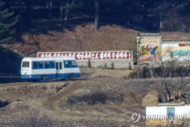 북한 개풍군 일대 지나는 버스 [연합뉴스 자료사진]