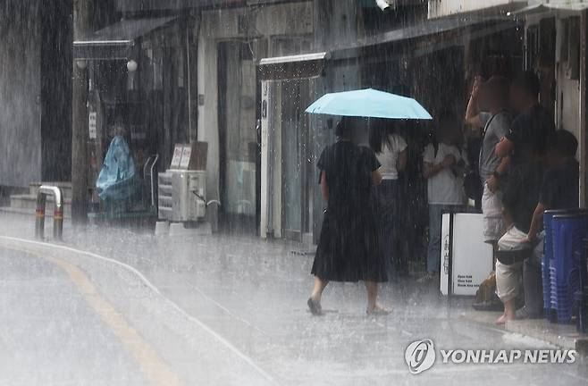 갑작스럽고 요란하게 (서울=연합뉴스) 박동주 기자 = 25일 서울 시내에 소나기가 내리고 있다. 2024.7.25 pdj6635@yna.co.kr