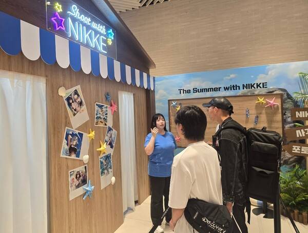 - 포토 부스 안내를 듣는 지휘관들