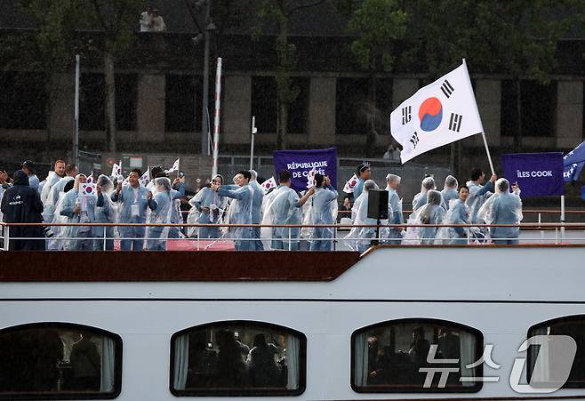 2024 파리 올림픽 개회식이 열린 27일(한국시각) 프랑스 파리 센강에서 대한민국 선수단을 태운 보트가 트로카데로 광장을 향해 수상 행진을 하고 있다. (공동취재) 2024.7.27/뉴스1 ⓒ News1 이동해 기자