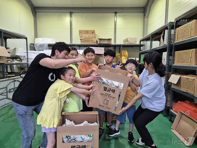 만덕초(교장 임봉애)- 19일 '대덕면사무소에서 우유팩을 종량제 봉투와 바꿔요' 행사를 진행했다. 전교생이 1학기 동안 우유를 마신 후 손질하여 모은 팩과 종량제 봉투를 교환했다.(전남교육청 제공)/뉴스1