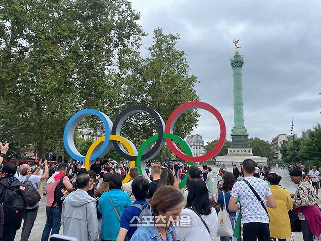 2024 파리올림픽 개막을 앞두고 인파로 붐비는 바스티유 광장. 파리 | 정다워 기자