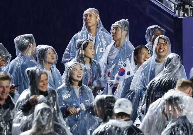 비가 와도 웃으며 개회식장 들어서는 대한민국 선수단. 2024 파리올림픽 개회식이 열린 26일(현지시간) 프랑스 파리 센강을 따라 선상행진을 마친 대한민국 선수들이 트로카데로광장에 설치된 개회식장에 들어서고 있다. [이미지출처=연합뉴스]