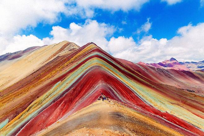 남미 페루 안데스산맥에 있는 비니쿤카의 모습. 비니쿤카(vinicunca)는 '무지개 산'이라는 뜻으로, 오랜 시간 봉우리를 덮고 있던 빙하가 녹으면서 모습이 드러나 인기 여행지가 됐다./위키미디어커먼스