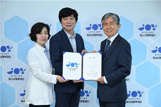 청소년행복재단은 27일 이 후보자의 배우자가 보유한 화장품 R&D 기업 A사 보통주 1456주와 장녀가 보유한 400주 등 총 17억 9700여 만원 상당의 비상장 주식을 기부받았다고 밝혔다. 연합뉴스.