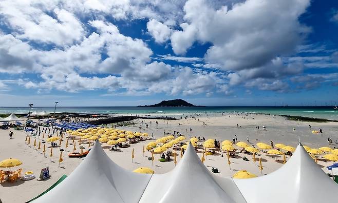 폭염특보가 발효 중인 21일 오후 제주시 협재해수욕장을 찾은 관광객들이 시원한 바닷물에 몸을 담그며 즐거운 시간을 보내고 있다. 2024.07.21. [제주=뉴시스]