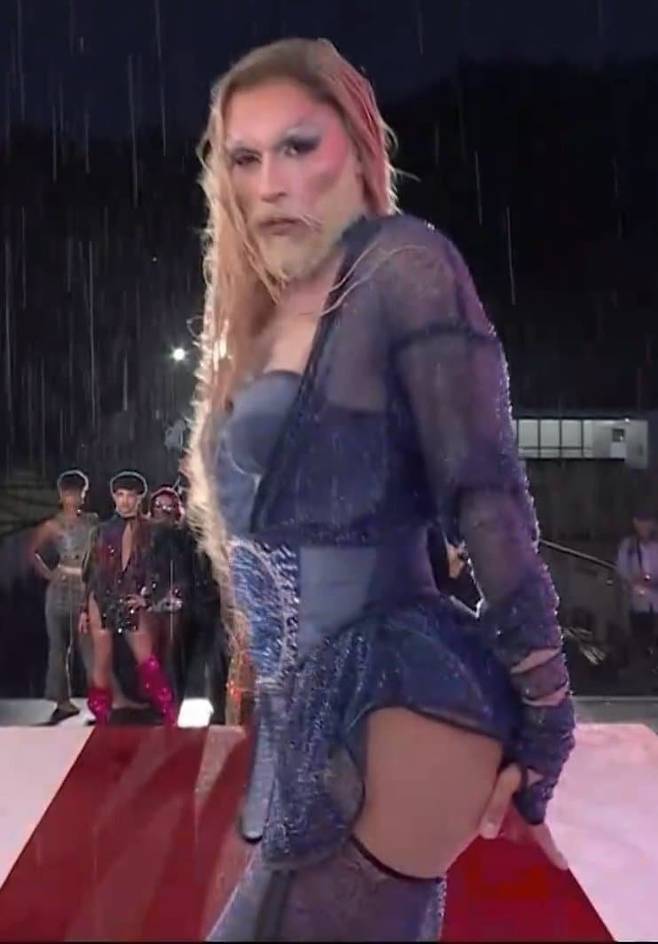 자다깨서 파리올림픽 개막식 봤는데 ㅁㅊ