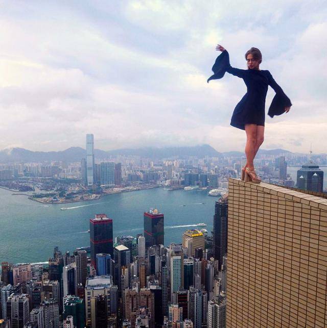 안겔라 니콜라우는 초고층빌딩에 올라 곡예를 펼치거나 패션잡지 모델 같은 포즈를 취하는 것으로 유명하다. 넷플릭스 제공