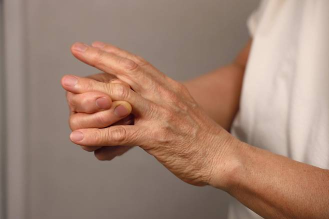 손가락 관절을 꺾는 습관을 지속하면 손가락이 굵어질 수 있다./사진=클립아트코리아