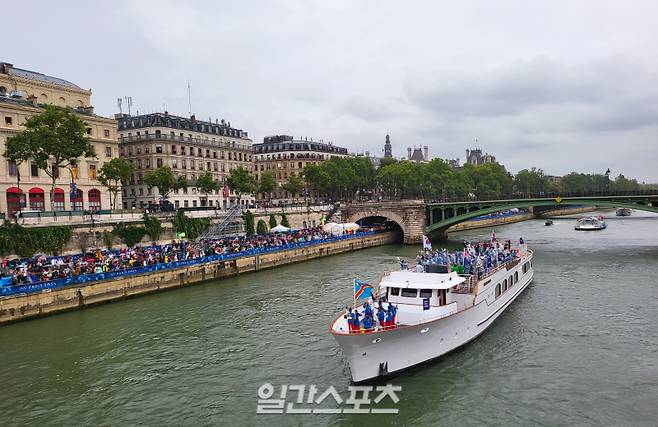 2024 파리 올림픽에 나서는 대한민국 선수단이 탄 유람선이 26일 프랑스 파리의 퐁 상쥬 인근을 지나고 있다. 파리(프랑스)=김명석 기자