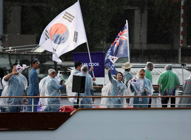 <yonhap photo-3175=""> 파리 센강의 한국 선수단 (파리=연합뉴스) 황광모 기자 = 2024파리올림픽 개회식이 사상 최초로 야외에서 열린 26일 오후(현지시간) 프랑스 파리 센강에서 한국선수단이 탄 배가 지나가고 있다. 2024.7.27 hkmpooh@yna.co.kr/2024-07-27 04:54:04/ <저작권자 ⓒ 1980-2024 ㈜연합뉴스. 무단 전재 재배포 금지, AI 학습 및 활용 금지></yonhap>