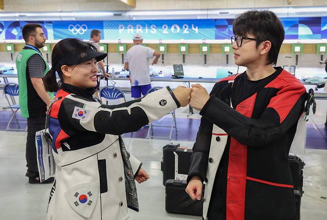 <yonhap photo-7816=""> 한국 대회 첫 메달 확보한 박하준·금지현 (샤토루[프랑스]=연합뉴스) 임화영 기자 = 27일(현지시간) 프랑스 샤토루 슈팅 센터에서 열린 2024 파리올림픽 사격 공기소총 10m 혼성 본선에 출전한 박하준과 금지현이 금메달 결정전 진출을 확정 지은 후 기뻐하고 있다. 2024.7.27 hwayoung7@yna.co.kr/2024-07-27 16:39:24/ <저작권자 ⓒ 1980-2024 ㈜연합뉴스. 무단 전재 재배포 금지, AI 학습 및 활용 금지></yonhap>