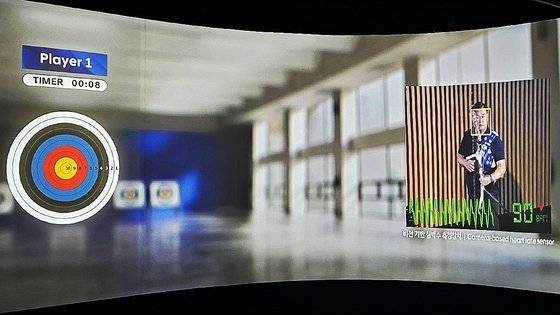 ‘모빌리티 기술과 양궁의 만남’ 행사에서 발사 시범을 보이고 있는 오진혁 선수. 과녁 오른쪽 화면에 ‘비전 기반 심박수 측정 장치’로 측정한 오진혁 선수의 분당 심박수가 나타나고 있다. 오삼권 기자