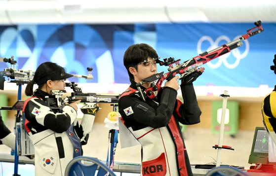 27일(현지시간) 프랑스 샤토루 CNTS 사격장에서 열린 2024파리올림픽 사격 10m 공기소총 혼성 단체전 예선. 박하준이 사격 후 과녁을 확인하고 있다 파리=김성룡 기자