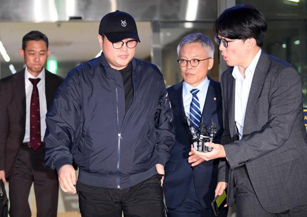 ▲ '음주 뺑소니' 혐의를 받는 트로트 가수 김호중씨가 5월21일 오후 서울 강남경찰서에서 조사를 마친 뒤 귀가하고 있다. ⓒ 연합뉴스