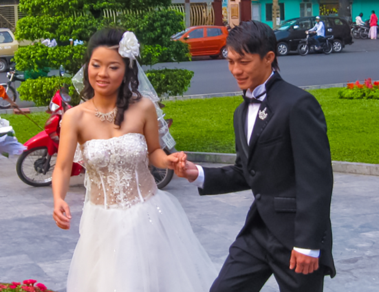 결혼 기념 사진을 찍고 있는 베트남 신혼 부부. <게티이미지뱅크>