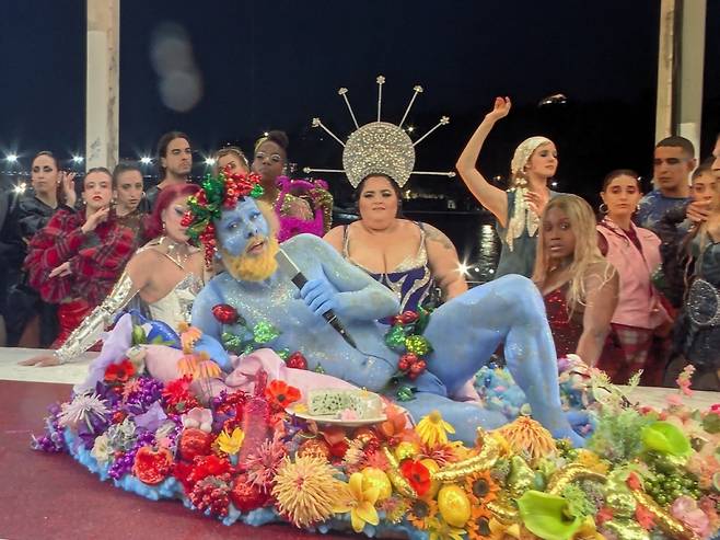 프랑스 파리 올림픽 개막식에서 술의 신 '디오니소스' 분장을 한 프랑스 배우가 등장하면서 많은 이들이 혼란스럽다는 반응을 보이고 있다./사진=X(엑스, 구 트위터)