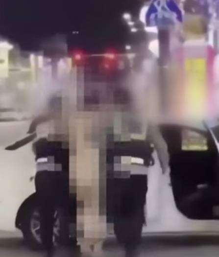 바로 다음 날에도 포항에서 한 남성이 머리부터 발끝까지 나체로 다니다 경찰에 체포됐다. 남성은 신발까지 신지 않았다고 한다./사진=JTBC 사건반장 갈무리