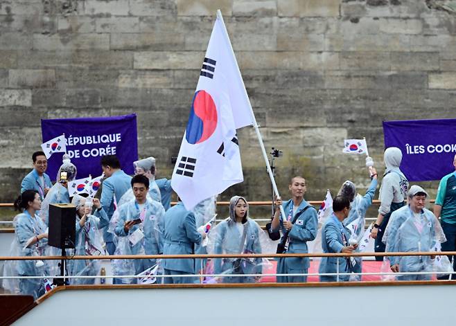 대한민국 올림픽 선수단의 기수 우상혁(오른쪽)과 김서영이 27일(한국시간) 프랑스 파리 센강 일대에서 열린 2024 파리올림픽 개회식에 참석하기 위해 배를 타고 이동하고 있다./ 사진=뉴스1 이동해 기자(공동취재)  /사진=(파리(프랑스)=뉴스1) 이동해 기자