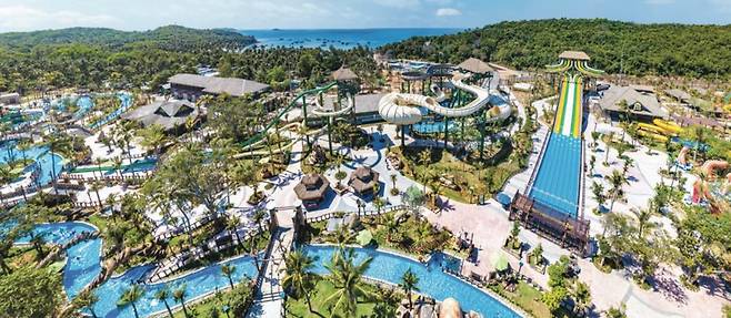 케이블카를 타고 도착한 혼똠섬 놀이공원은 20개의 워터슬라이드가 있고 아시아 최고의 워터파크로 꼽히기도 했다. 에버랜드에서나 보던 목재 롤러코스터가 있는 ‘혼똠섬 썬월드’다. [썬그룹]