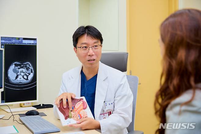 [서울=뉴시스]김완준 고려대학교 구로병원 간담췌외과 교수가 환자를 진료하고 있다. (사진= 고려대 구로병원 제공) 2024.07.27. photo@newsis.com.