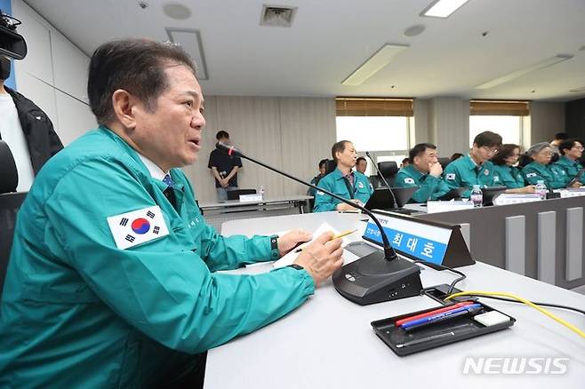 [안양=뉴시스] 최대호 안양시장이 폭염에 따른 자연 재난 부서별 예방 대책 보고회를 주재하고 있다. (사진=안양시 제공). 2024.07.27. photo@newsis.com