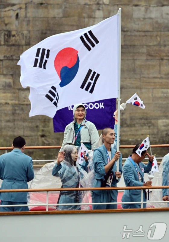 대한민국 올림픽 선수단의 기수 우상혁(오른쪽에서 두 번째)과 김서영(왼쪽에서 두 번째)이 27일(한국시간) 프랑스 파리 센강 일대에서 열린 2024 파리올림픽 개회식에 참석하기 위해 배를 타고 이동하고 있다. /사진=뉴스1(공동취재)