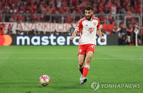 글로벌 매체 원풋볼에 따르면 유럽 축구 이적시장 전문가 파브리치오 로마노 기자는 자신의 유튜브 채널을 통해 바이에른 뮌헨 풀백 누사이르 마즈라위가 맨체스터 유나이티드에 합류해 에릭 텐 하흐 감독과 재회하길 원한다고 주장했다. 모로코 풀백 마즈라위는 최근 프리미어리그 웨스트햄 유나이티드 이적이 유력해 보였으나 선수 측은 맨유 이적을 더 선호하는 것으로 알려졌다. 이번 여름 텐 하흐 감독은 마즈라위뿐만 아니라 마테이스 더리흐트까지 노리면서 또다시 아약스 출신 제자들과의 재회를 꿈꾸고 있다. 연합뉴스