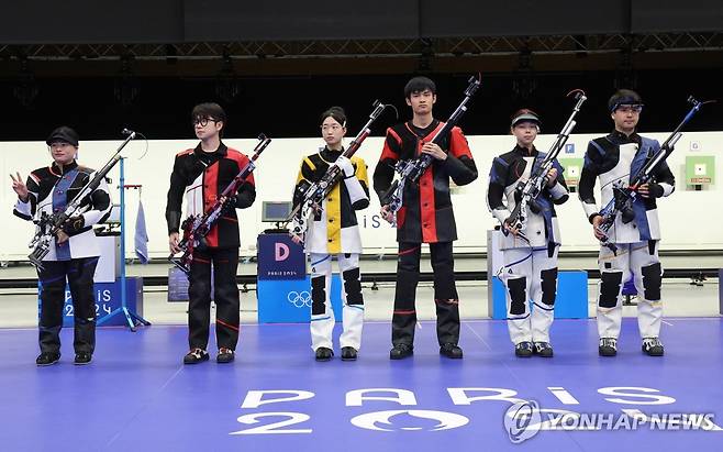 한국 사격이 2024 파리 하계올림픽에서 한국 선수단에 첫 메달을 안겼다. 한국은 첫 날부터 메달을 따내며 순항을 예고했다. 박하준-금지현 조는 27일 프랑스 샤토루 국립사격장에서 열린 파리 올림픽 사격 10m 공기소총 혼성 결승에서 중국의 성리하오-황위팅 조와 접전을 펼친 끝에 12-16으로 패해 은메달을 차지했다. 둘 모두 생애 첫 올림픽 메달을 거머쥐었다. 연합뉴스