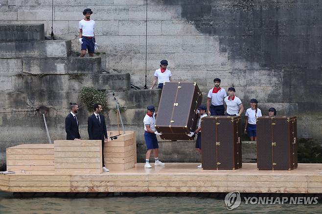 파리 올림픽 개회식 공연에 참여한 펠프스(맨 왼쪽)  [AFP=연합뉴스]