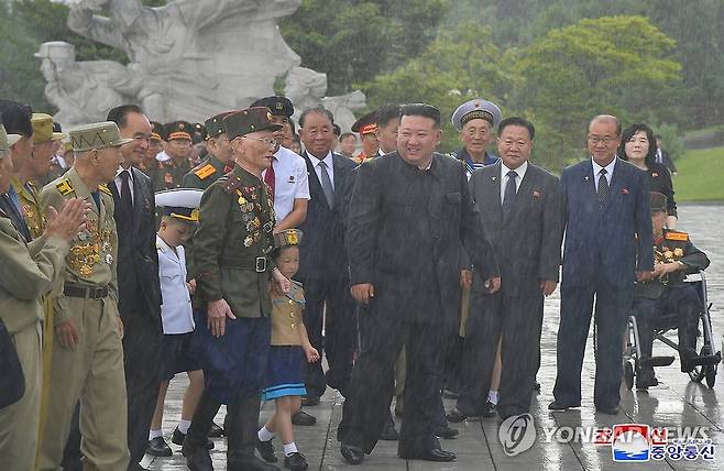 조국해방전쟁참전열사묘 참배하는 김정은 수행하는 최선희(사진맨 오른쪽) (평양 조선중앙통신=연합뉴스) '조국해방전쟁승리' 71주년에 즈음해서 북한 김정은 국무위원장이 26일 조국해방전쟁참전열사묘를 찾았다고 조선중앙통신이 27일 보도했다.2024.7.27 
    [국내에서만 사용가능. 재배포 금지. For Use Only in the Republic of Korea. No Redistribution] nkphoto@yna.co.kr