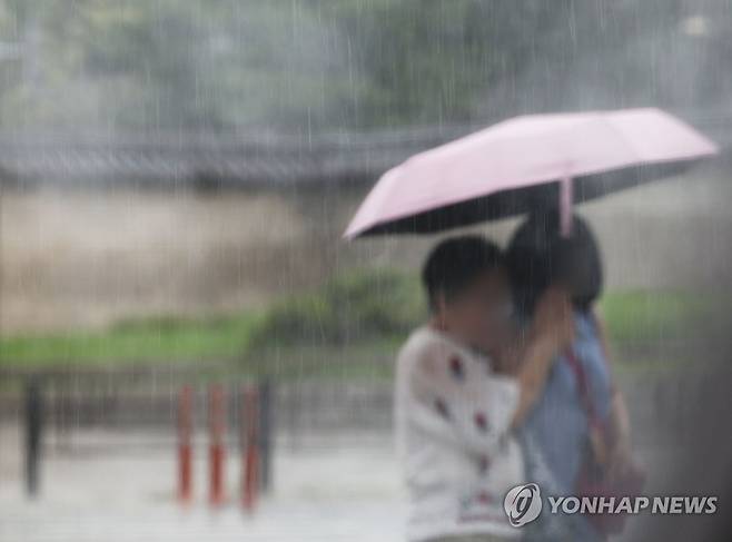 갑작스럽고 요란하게 (서울=연합뉴스) 박동주 기자 = 25일 서울 시내에 소나기가 내리고 있다. 2024.7.25 pdj6635@yna.co.kr