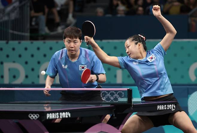 27일(현지시간) 프랑스 파리 사우스 파리 아레나4에서 열린 2024 파리올림픽 탁구 혼합복식 16강전에서 한국 임종훈-신유빈이 독일 당치우-니나 미텔함 조를 상대하고 있다. 사진=연합뉴스