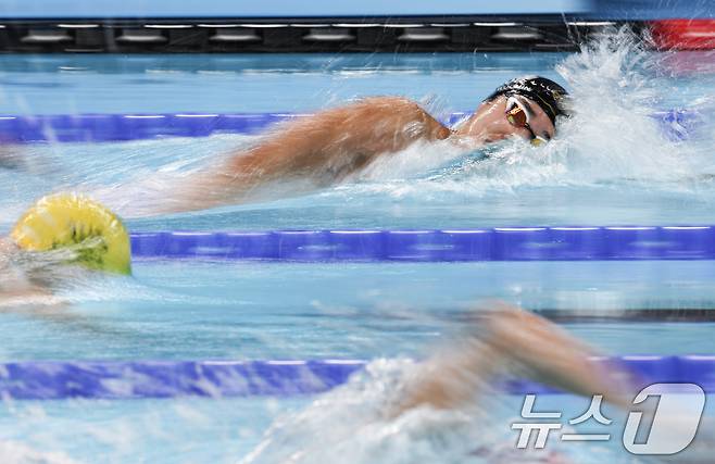 대한민국 수영대표팀 김우민이 28일(한국시간) 프랑스 파리 라데팡스에서 열린 남자 400M 자유형 결승 경기에서 역영하고 있다. 2024.7.28/뉴스1 ⓒ News1 이동해 기자