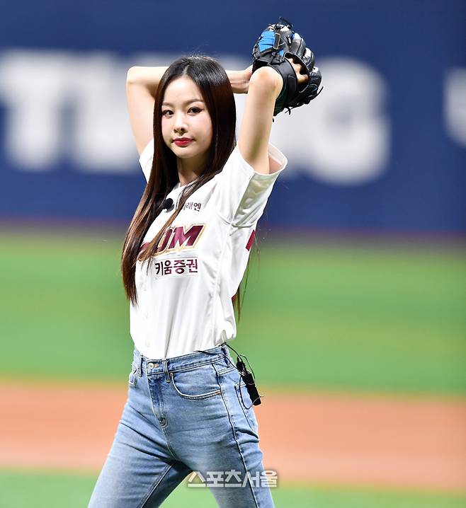 [포토]‘첫 엔터히어로 기념시구’ 솔지 키움히어로즈의 첫 엔터히어로로 선정된 EXID 출신 솔지가 28일 고척스카이돔에서 열린 2024프로야구 키움히어로즈와 기아타이거즈의 경기에서 시구를 하고 있다. 솔지가 활동한 EXID는 히어로즈와 8번의 공식행사를 진행하는 등 깊은 인연을 이어오고 있고 솔지의 9번째 히어로즈 방문을 기해 첫 엔터히어로로 선정해 애국가 독창과 시구, 엔터히어로 1호선정 기념식을 진행했다 2024.07.28.  고척 | 강영조기자 kanjo@sportsseoul.com