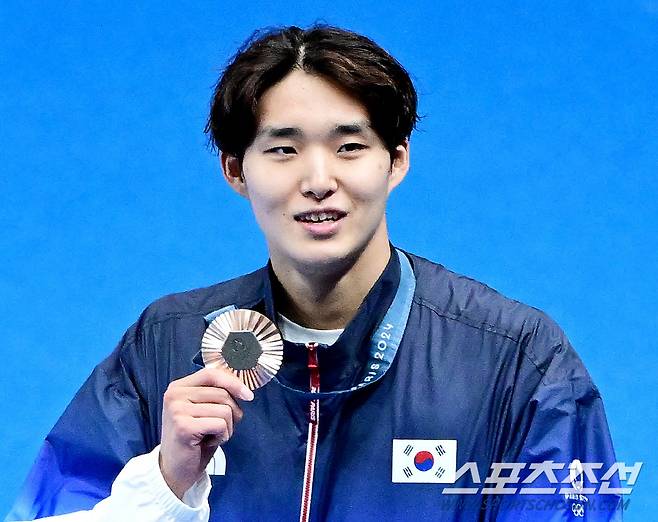 28일(한국시각) 프랑스 파리 라데팡스 아레나에서 열린 '2024 파리올림픽' 남자 자유형 400m 결선. 동메달을 목에 건 김우민이 감격스러워하고 있다. 파리(프랑스)=정재근 기자 cjg@sportschosun.com/2024.7.28/