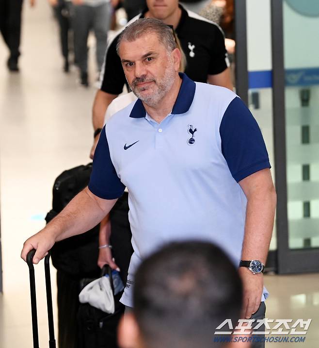 아시아 투어를 시작한 잉글랜드 프리미어리그 토트넘 선수단이 28일 오후 인천국제공항을 통해 입국했다.엔지 포스테코글루 감독이 입국장을 빠져나가고 있다 인천공항=허상욱 기자 wook@sportschosun.com/2024.07.28/