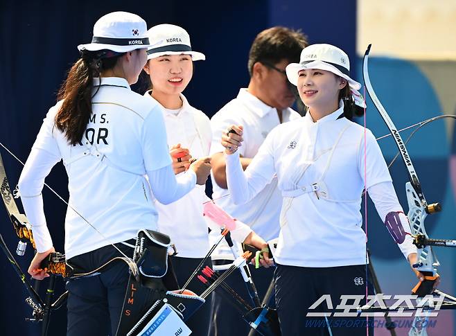 28일(한국시각) 프랑스 파리 앵발리드에서 열린 '2024 파리올림픽' 양궁 여자 리커브 단체 한국과 대만의 8강전에서 한국 임시현, 전훈영, 남수현이 경기하고 있다. 파리(프랑스)=정재근 기자 cjg@sportschosun.com/2024.7.28/