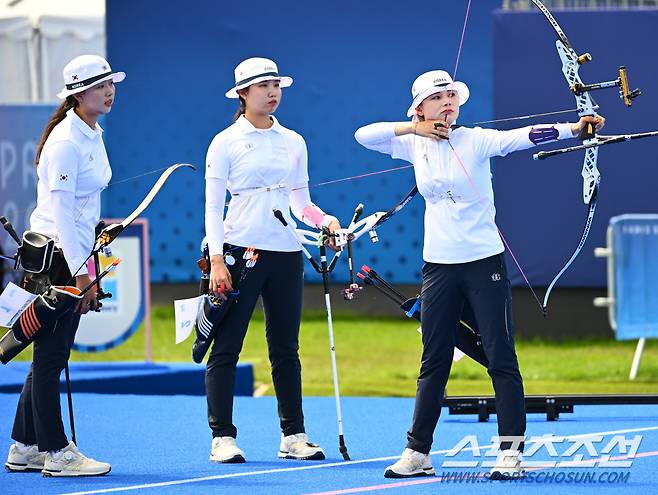 28일(한국시각) 프랑스 파리 앵발리드에서 열린 '2024 파리올림픽' 양궁 여자 리커브 단체 한국과 대만의 8강전에서 한국 임시현, 전훈영, 남수현이 경기하고 있다. 파리(프랑스)=정재근 기자 cjg@sportschosun.com/2024.7.28/