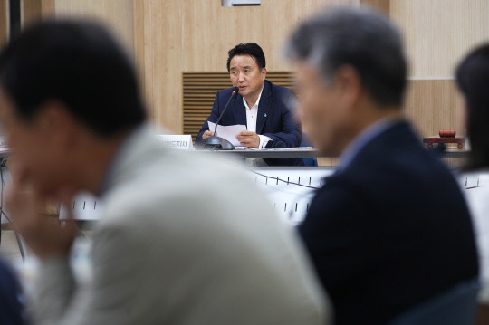 김영환 충북도지사가 26일 도청 대회의실에서 공약사업 추진상황보고회를 열고 발언하고 있다. 충북도