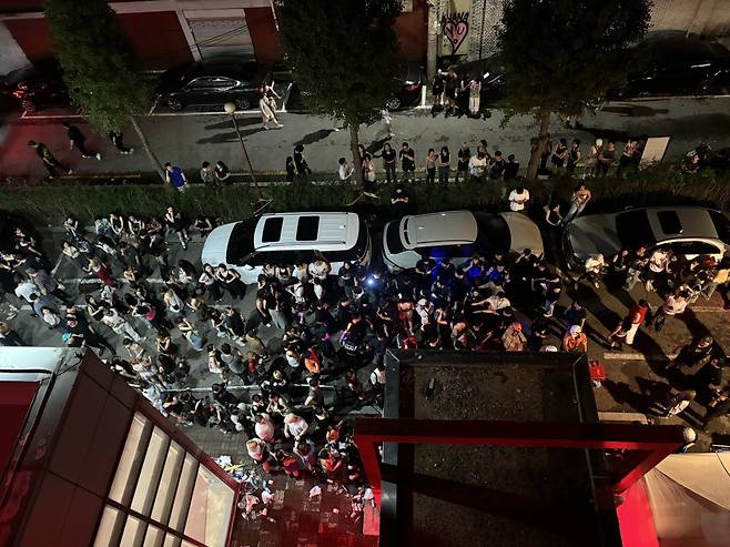 28일 오전 음악 페스티벌이 예정됐던 서울 성동구 성수동 에스팩토리 인근에 인파가 몰리며 공연장을 둘러싸고 있는 모습. 독자 제공.