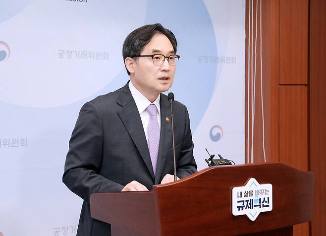 한기정 공정위원장이 25일 정부세종청사 기자실에서 열린 간담회에서 기자 질의에 답변하고 있다. 출처 : 공정위
