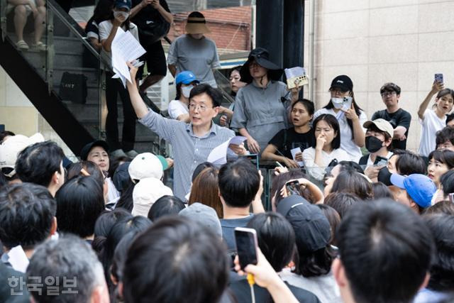 티몬이 판매 대금 정산 지연 사태로 피해를 입은 소비자들에 대한 환불 현장 접수를 시작한 26일 서울 강남구 티몬 신사옥에 환불을 요구하는 소비자들이 몰려 있다. 이한호 기자