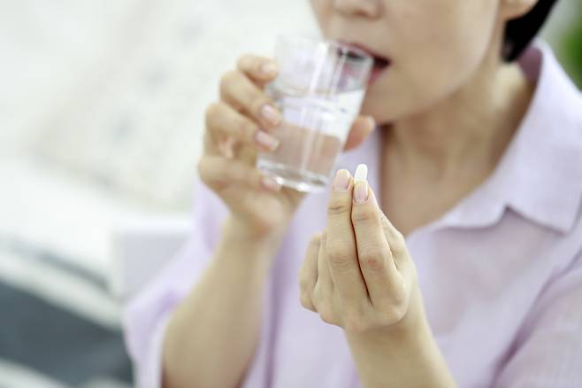 약 먹을 때 물의 온도와 효능은 큰 상관은 없다. 다만, 따뜻한 물과 함께 먹으면 위점막에 자극이 덜하고, 흡수도 빠를 수 있다.​/사진=클립아트코리아