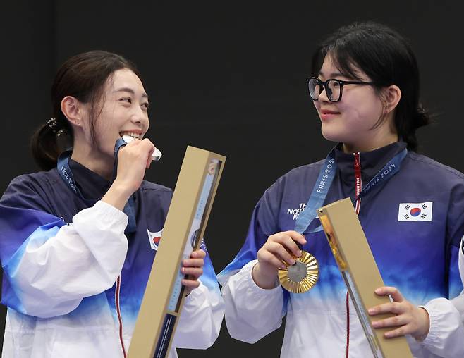 여자 사격 공기권총 10m에서 금메달을 따낸 오예진(오른쪽)과 김예지. 연합뉴스