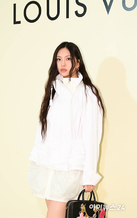 '16살 명품 앰버서더' 뉴진스 혜인이 26일 서울 서초구 반포동 신세계백화점 강남점에서 열린 명품 패션브랜드 팝업 스토어 오픈 행사에 참석하고 있다. [사진=정소희 기자]