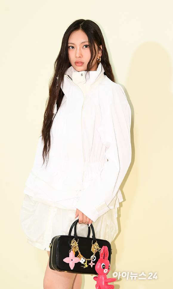 '뉴진스 최강 막내 포스' 뉴진스 혜인이 26일 서울 서초구 반포동 신세계백화점 강남점에서 열린 명품 패션브랜드 팝업 스토어 오픈 행사에 참석하고 있다. [사진=정소희 기자]