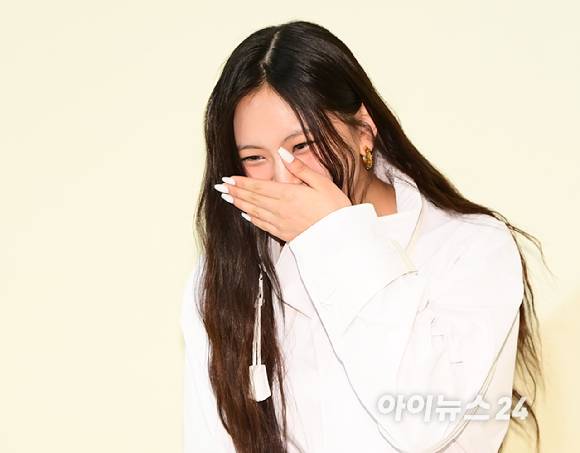 '웃음이 터졌어요' 뉴진스 혜인이 26일 서울 서초구 반포동 신세계백화점 강남점에서 열린 명품 패션브랜드 팝업 스토어 오픈 행사에 참석하고 있다. [사진=정소희 기자]